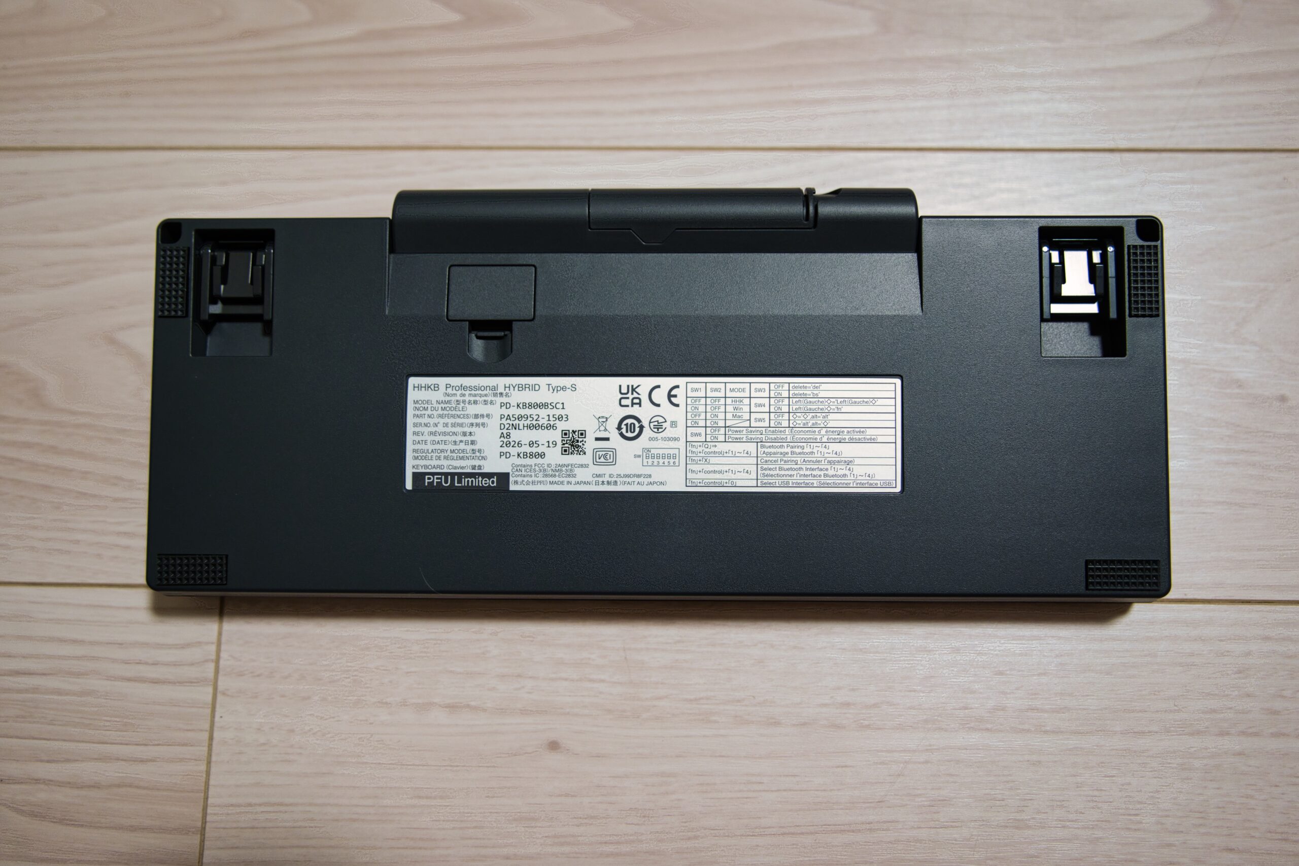 本体裏面の製品ラベル、型番PD-KB800BSC1・製造日2026-05-19・DIPスイッチの設定表が記載されている