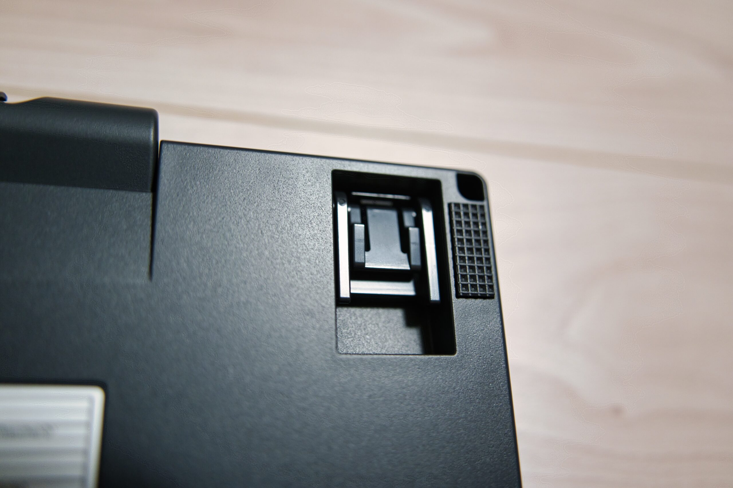 本体裏面の脚部とDIPスイッチカバー周辺のクローズアップ