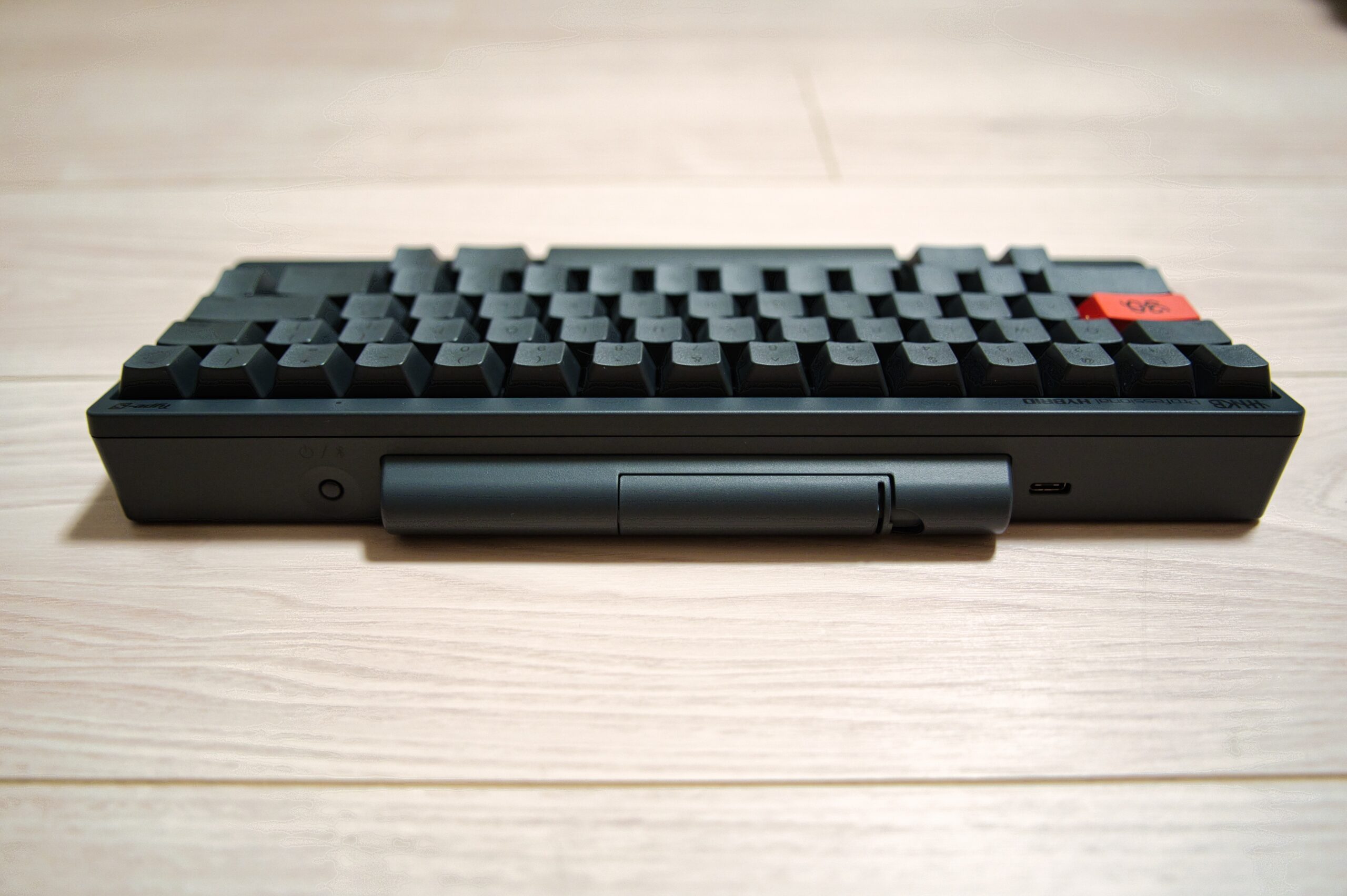本体を側面から見たプロファイル、折りたたみ脚と電源/Bluetoothボタン・USB Type-C端子